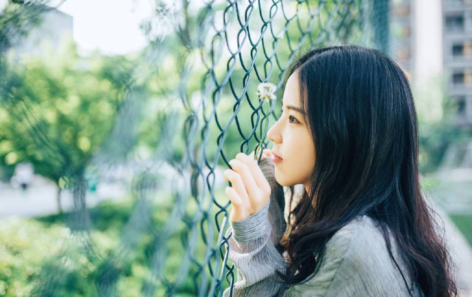 今生有情，情在细微的关爱里，情在天涯的遥寄里，情在茫茫的雪夜里。雪落下无声，而情却掷地有声，声在那里，声在我的会意里，声在你的共鸣里，凝聚成一世的情缘，一世的爱[lizhigushicom]。